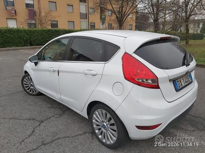 Usata Ford Fiesta 96 CV (70 kW) 2009 Bianco Berlina