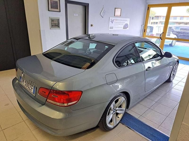 Usata BMW 320 Sport Line 177 CV (130 kW) 2007 Grigio Coupé