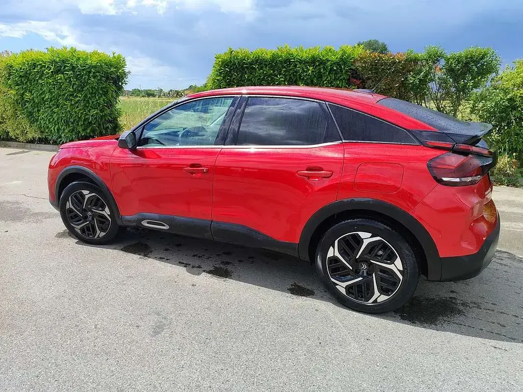 Begagnad Citroën C4 PureTech 131 HK (96 kW) 2022 Röd Sedan