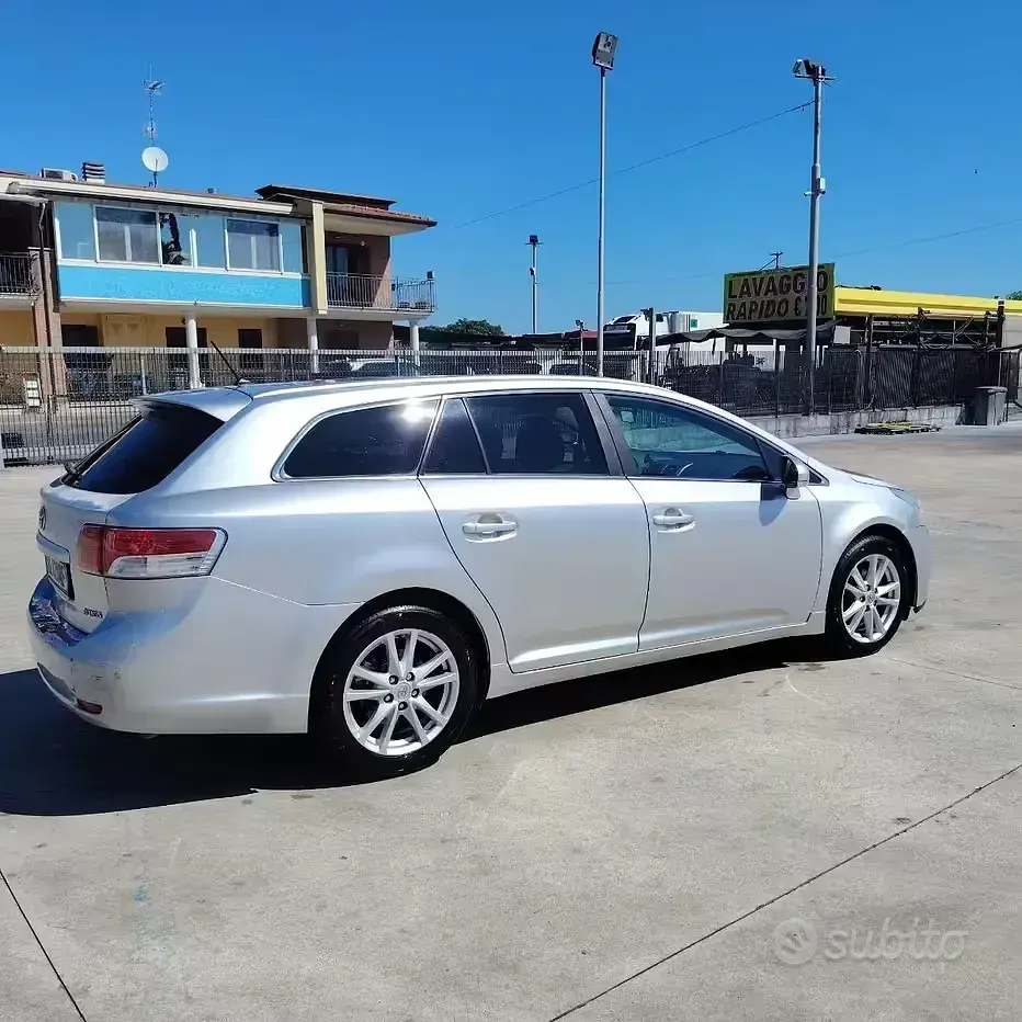 Usata Toyota Avensis 126 CV (92 kW) 2012 Grigio Station wagon