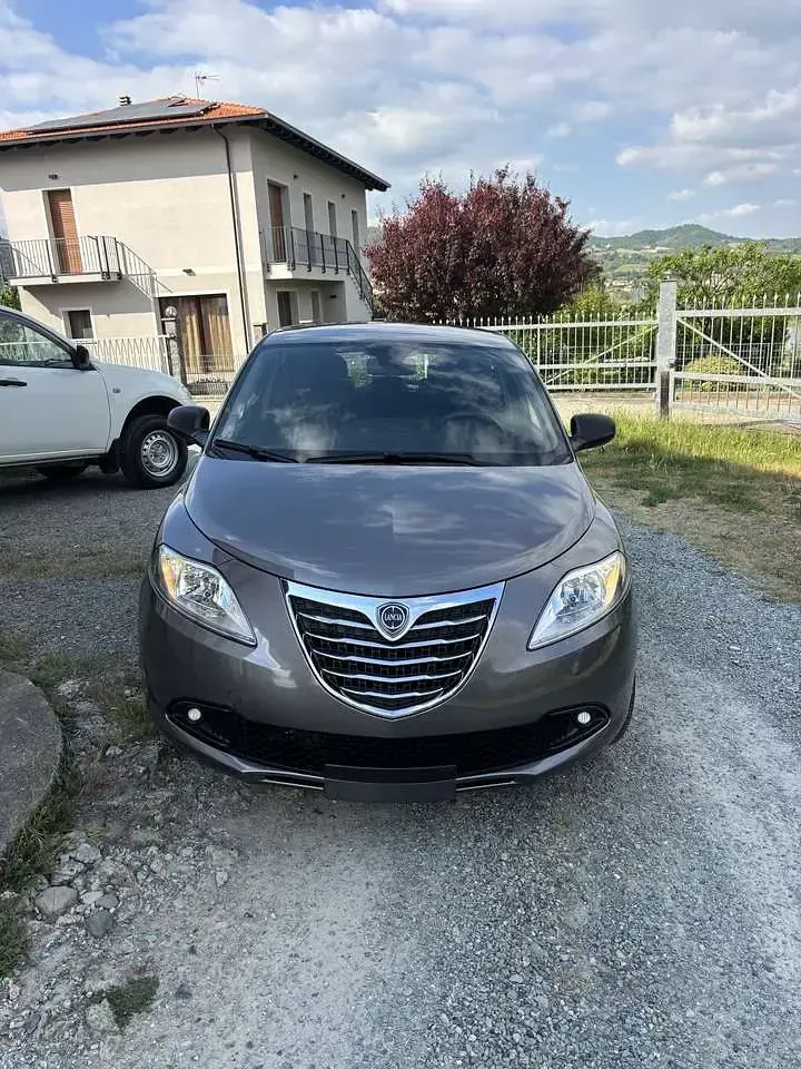 Usata Lancia Ypsilon Silver 69 CV (50 kW) 2016 Grigio Utilitaria