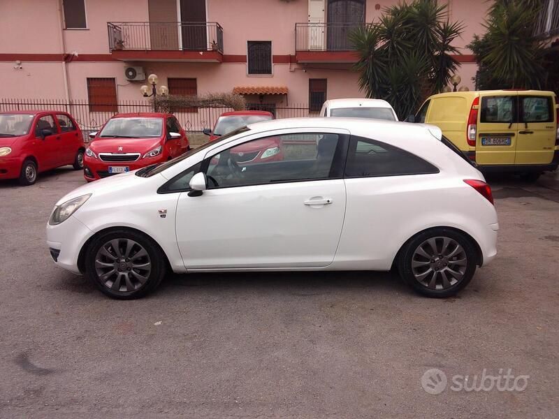 Usata Opel Corsa Enjoy 90 CV (66 kW) 2010 Bianco Utilitaria