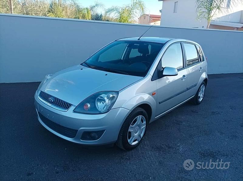 Grigio Usata 2007 Ford Fiesta Ghia Tre volumi | 2999 € (Cara) - Immagine 1/4