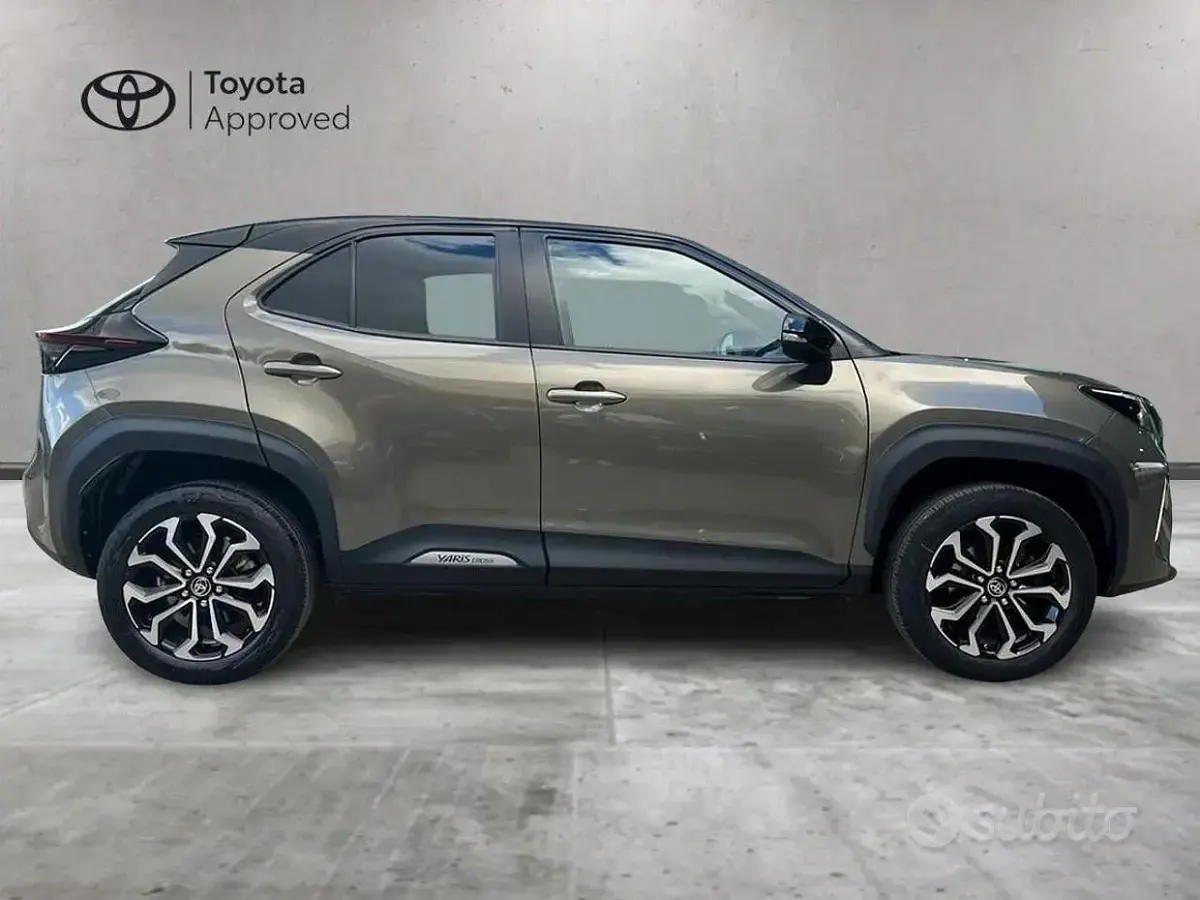 Käytetty Toyota Yaris Cross Trend 92 HP (67 kW) 2022 Kulta Katumaasturi