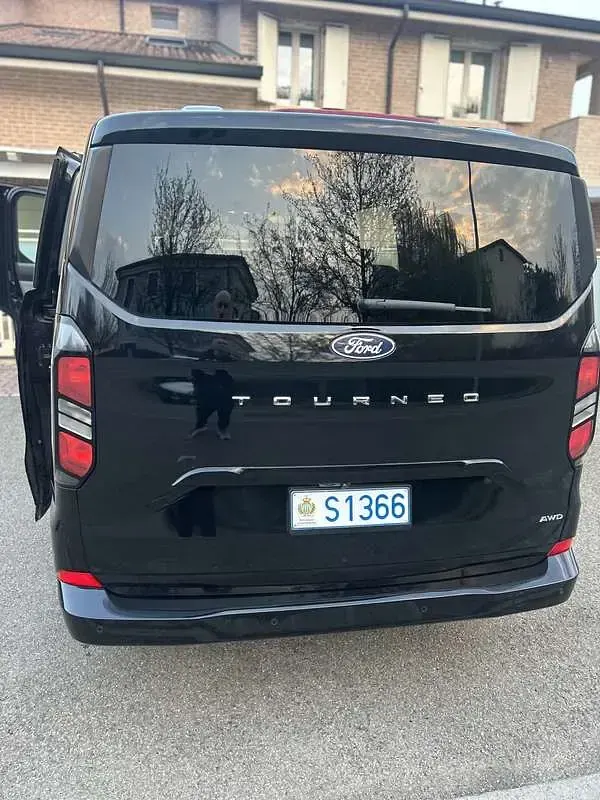 Usata Ford Tourneo Titanium 231 CV (169 kW) 2024 Nero Monovolume