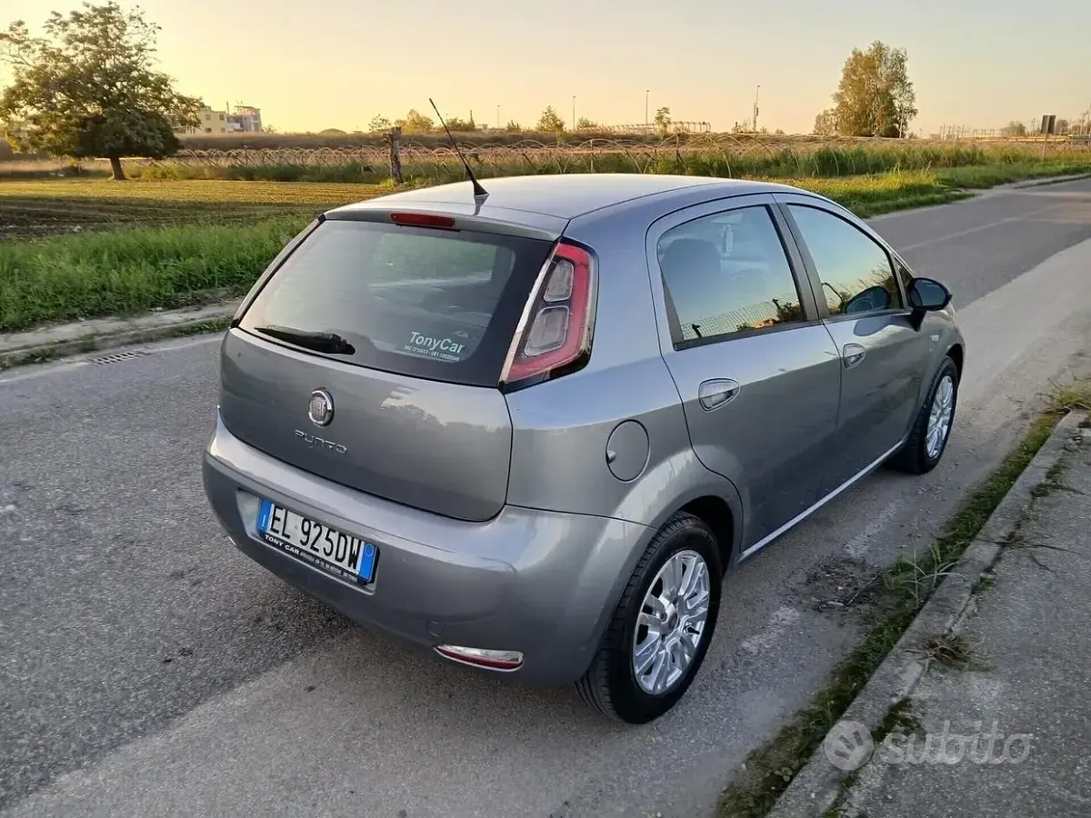 Begagnad Fiat Punto Dynamic 75 HK (55 kW) 2012 Grå Halvkombi