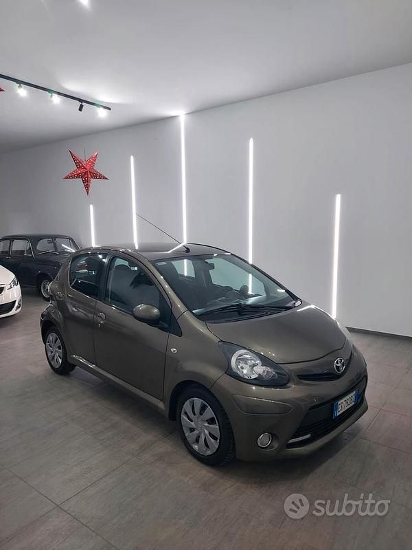 Grigio Usata 2013 Toyota Aygo Connect Style Due volumi | 4700 € - Immagine 1/4