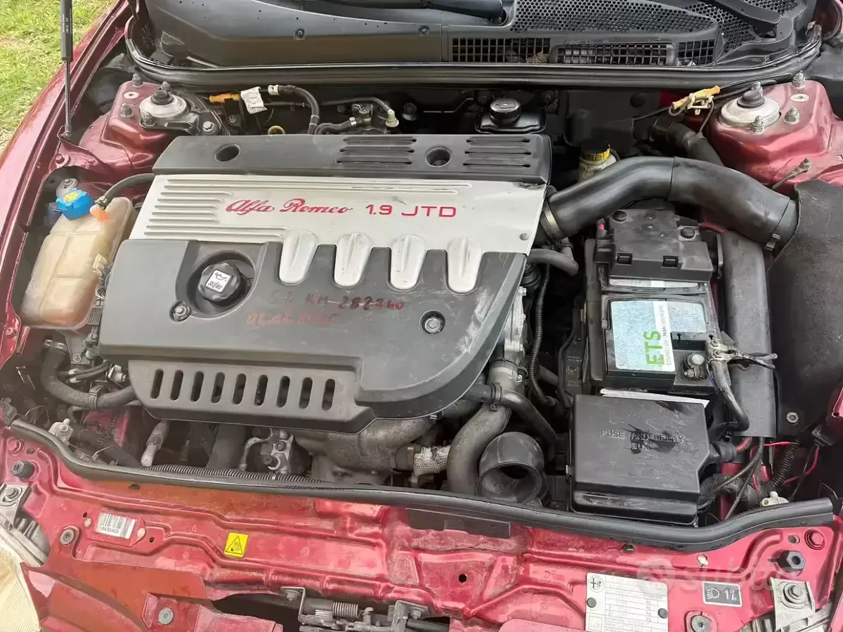 Usata Alfa Romeo 147 116 CV (85 kW) 2002 Rosso Utilitaria