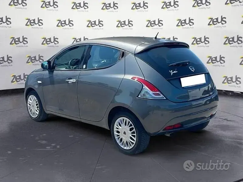 Usata Lancia Ypsilon Gold 69 CV (50 kW) 2017 Grigio Utilitaria
