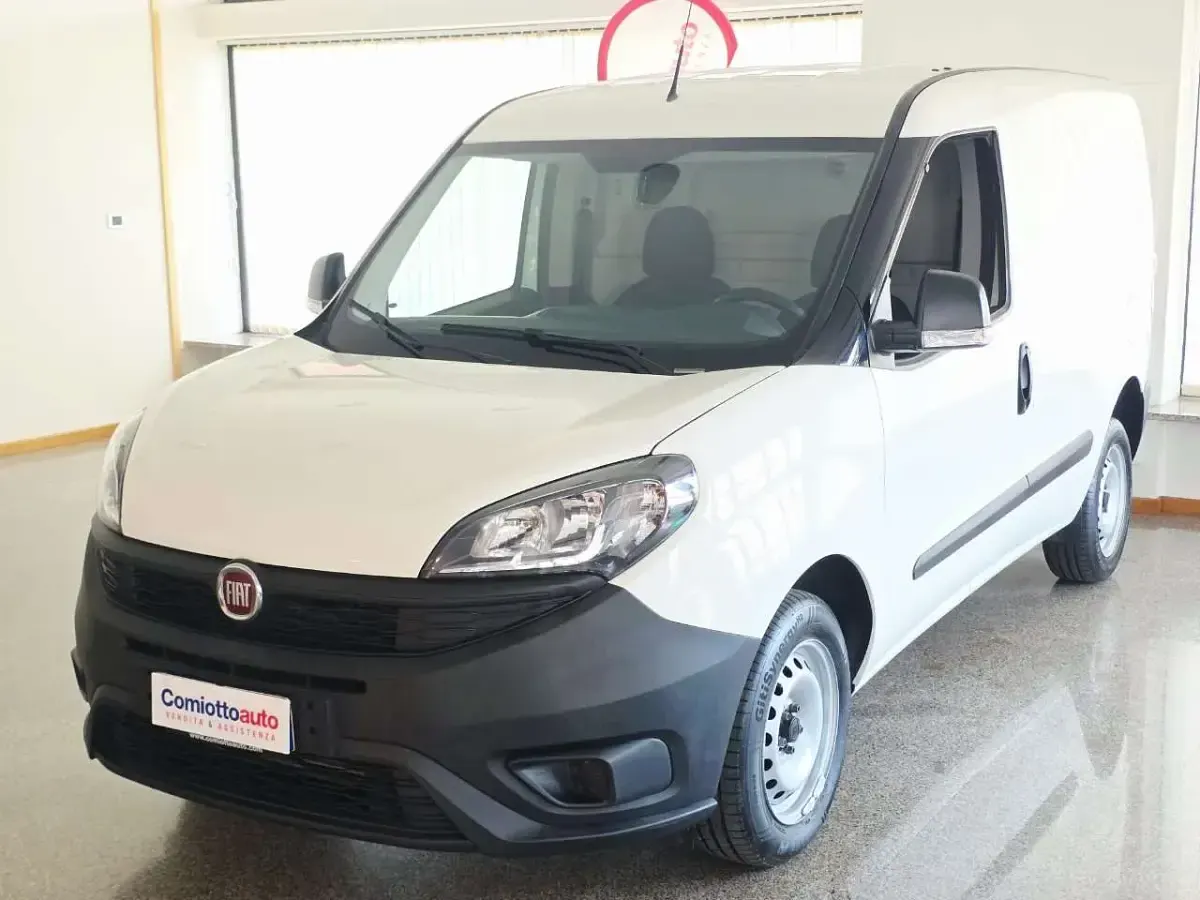 Usata Fiat Doblò Lounge 95 CV (69 kW) 2021 Bianco Monovolume
