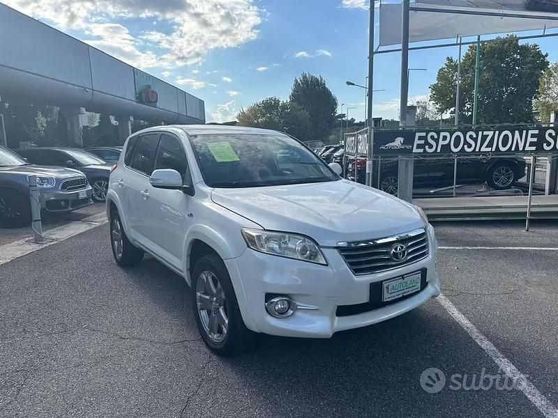 Usata Toyota RAV4 Executive 150 CV (110 kW) 2011 Bianco metallizzato SUV