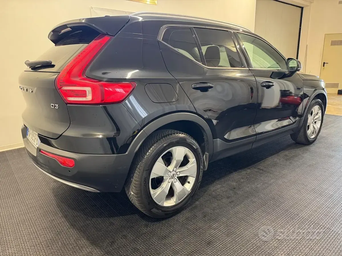 Usata Volvo XC40 Momentum 150 CV (110 kW) 2019 Nero SUV