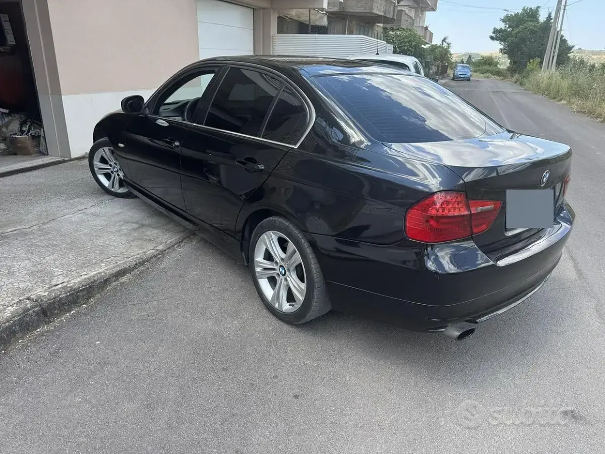 Usata BMW 318 143 CV (105 kW) 2010 Nero Berlina