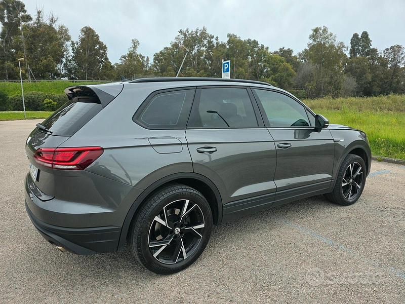 Usata VW Touareg 286 CV (210 kW) 2021 Grigio SUV