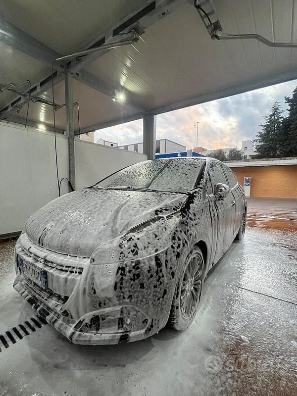 Nero Usata 2017 Peugeot 208 Allure Utilitaria | 6000 € (Super prezzo) - Immagine 1/4