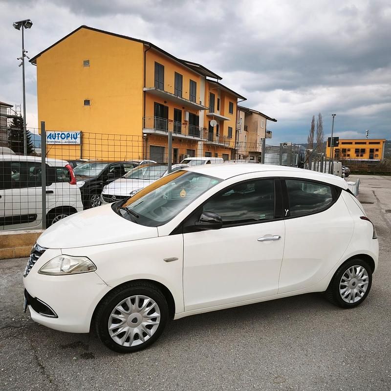 Usata Lancia Ypsilon Gold 95 CV (69 kW) 2012 Bianco Utilitaria
