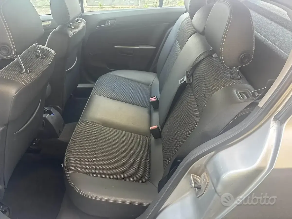 Usata Opel Astra Cosmo 125 CV (91 kW) 2008 Grigio Berlina
