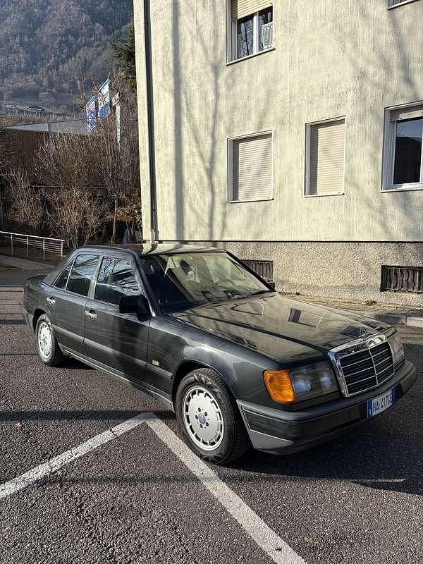 Usata Mercedes 200 122 CV (89 kW) 1989 Grigio Berlina