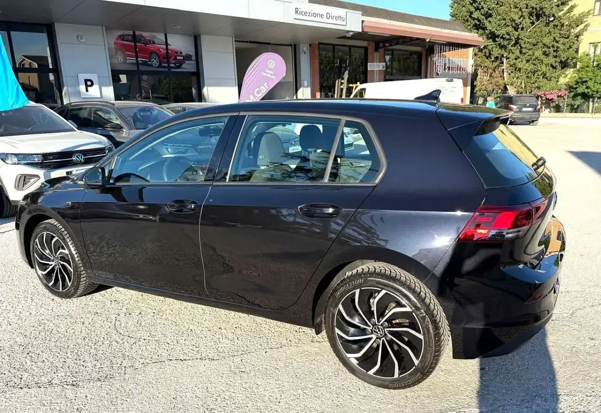 Usata VW Golf VIII Life 110 CV (80 kW) 2022 Deep black perlato Berlina