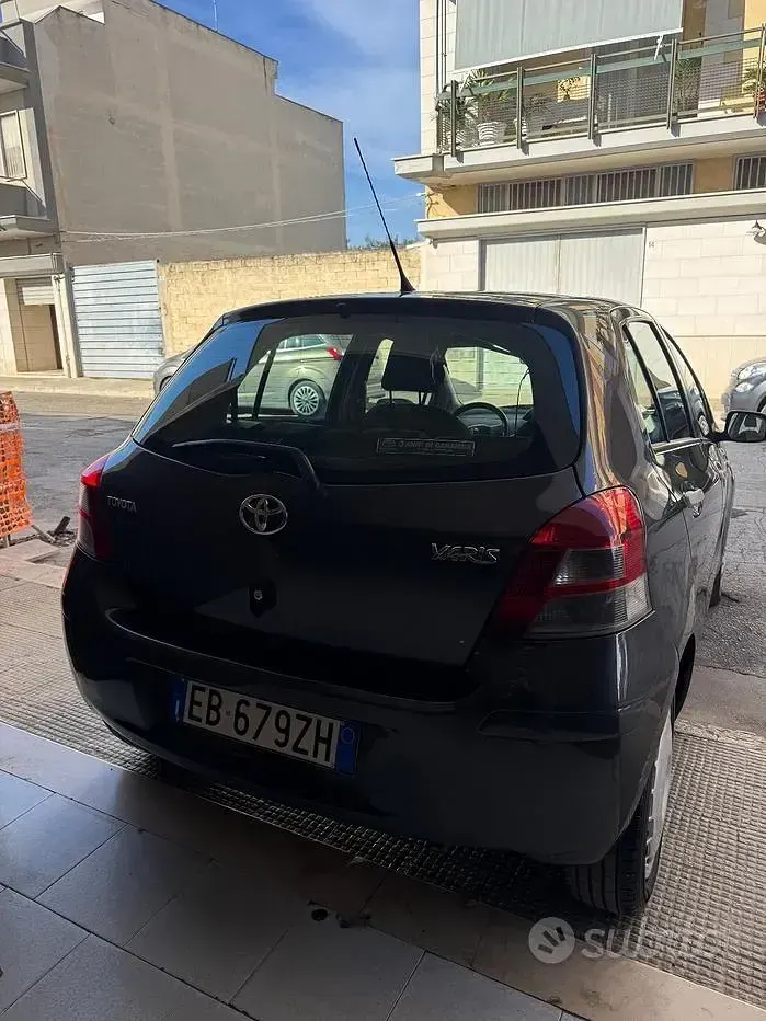 Usata Toyota Yaris Sol 90 CV (66 kW) 2010 Grigio Utilitaria