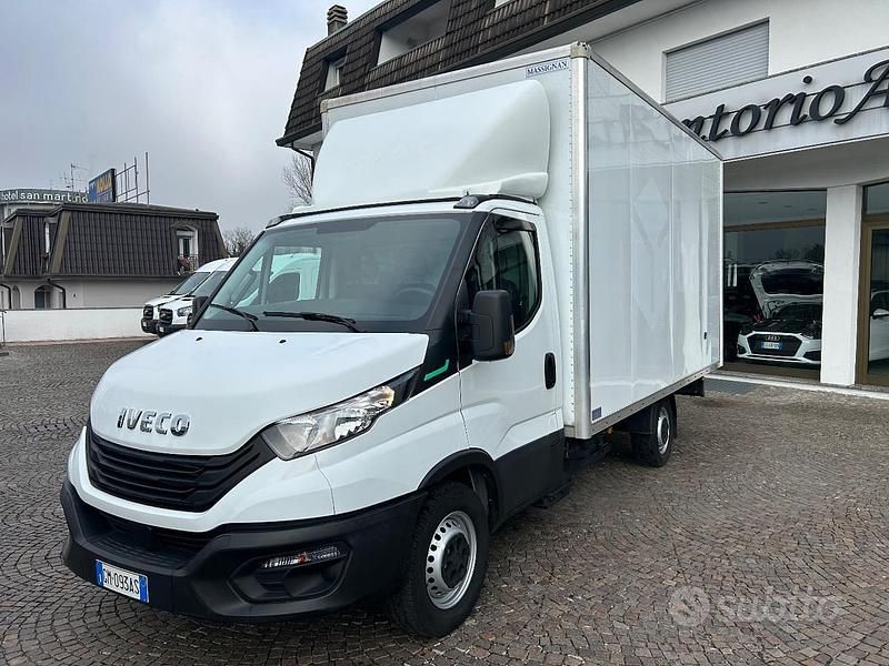 Usata Iveco Daily 136 CV (100 kW) 2022 Bianco pastello Berlina