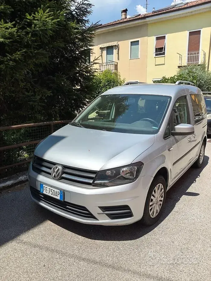 Usata VW Caddy 102 CV (75 kW) 2016 Grigio Monovolume