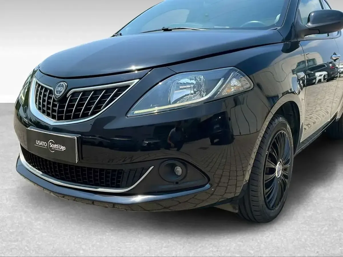 Usata Lancia Ypsilon Silver 69 CV (50 kW) 2022 2t nero perlato Utilitaria