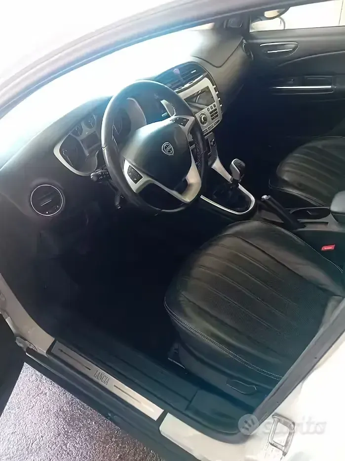 Begagnad Lancia Delta 120 HK (88 kW) 2013 Vit Halvkombi