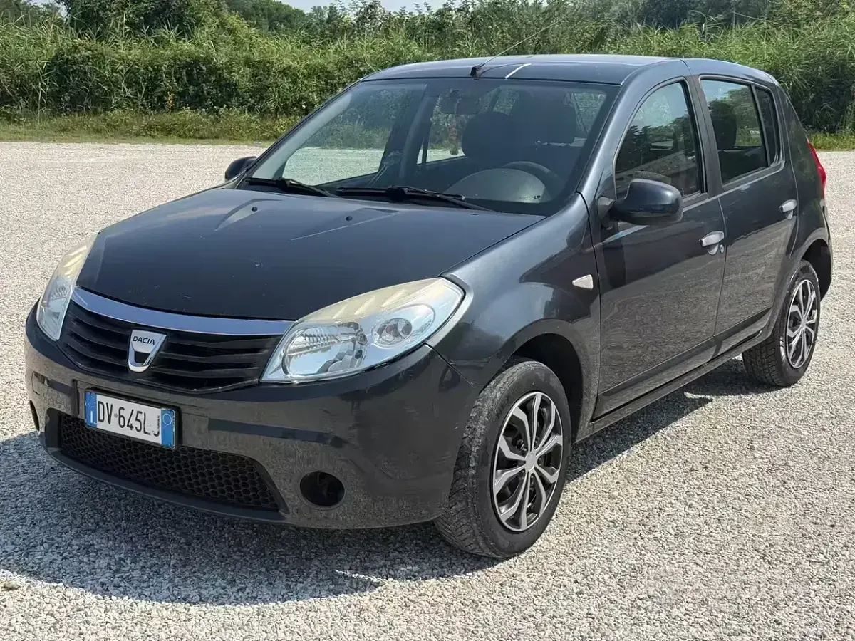 Usata Dacia Sandero Lauréate 72 CV (52 kW) 2009 Grigio Berlina