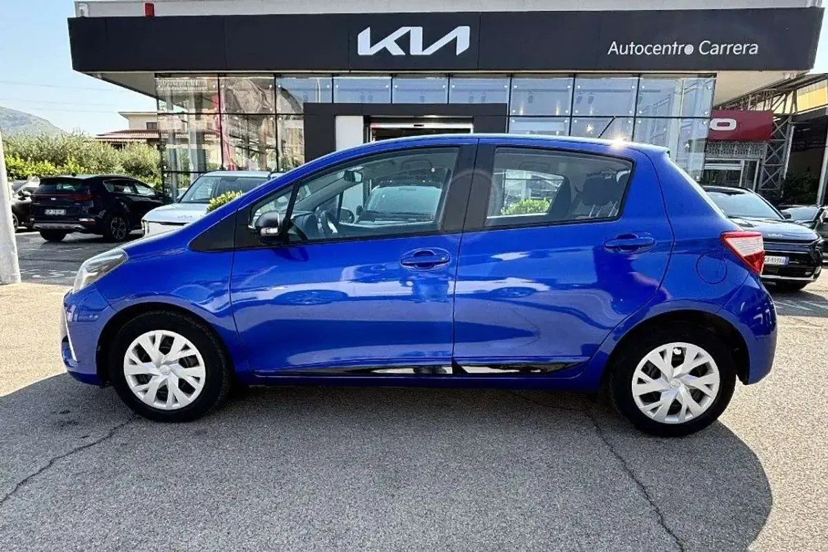 Usata Toyota Yaris Cool 69 CV (50 kW) 2017 Antracite Berlina