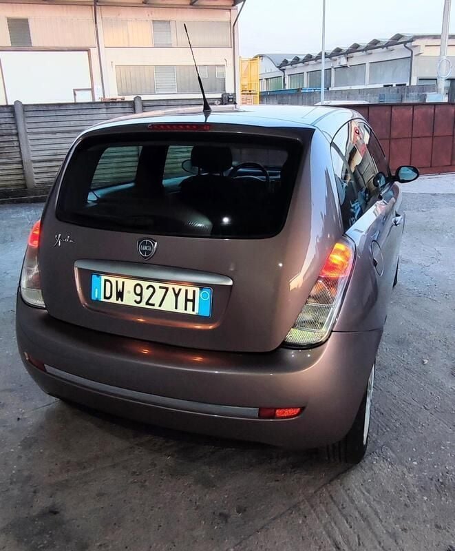 Usata Lancia Ypsilon 75 CV (55 kW) 2009 Viola Utilitaria