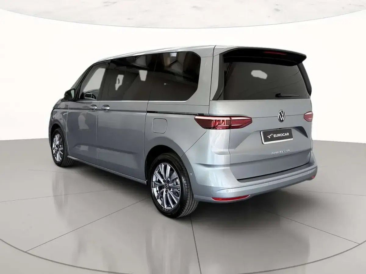 Nuova VW Multivan Life 150 CV (110 kW) 2026 Argento mono metallizzato Monovolume