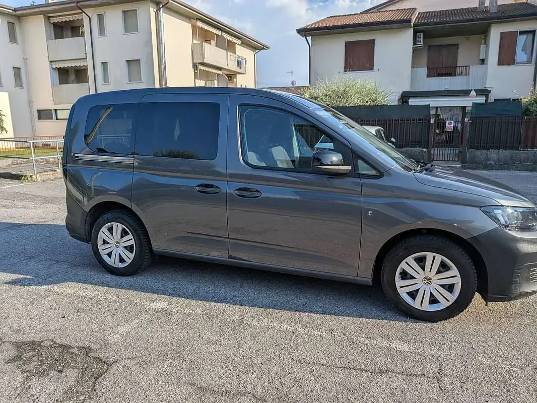 Usata VW Caddy Life 122 CV (89 kW) 2021 Grigio Monovolume
