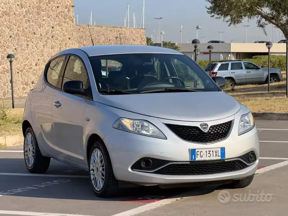 Usata Lancia Ypsilon Gold 69 CV (50 kW) 2016 Grigio Utilitaria