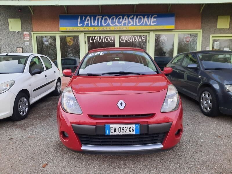 Rosso Usata 2010 Renault Clio II Dynamique Tre volumi | 4500 € - Immagine 1/4