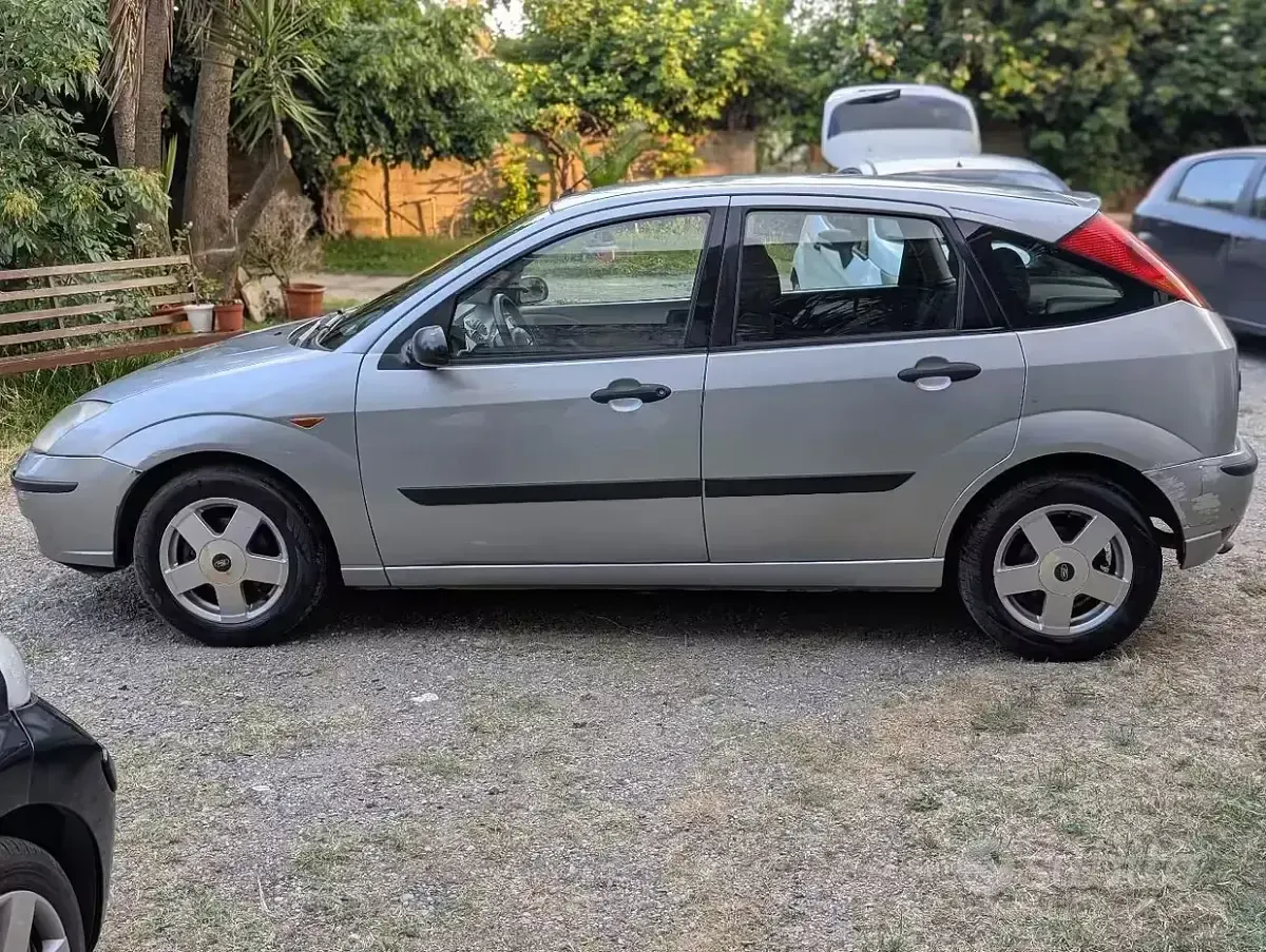 Usata Ford Focus Zetec 101 CV (74 kW) 2004 Grigio Berlina