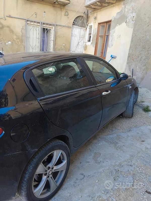 Usata Alfa Romeo 147 105 CV (77 kW) 2002 Nero Utilitaria