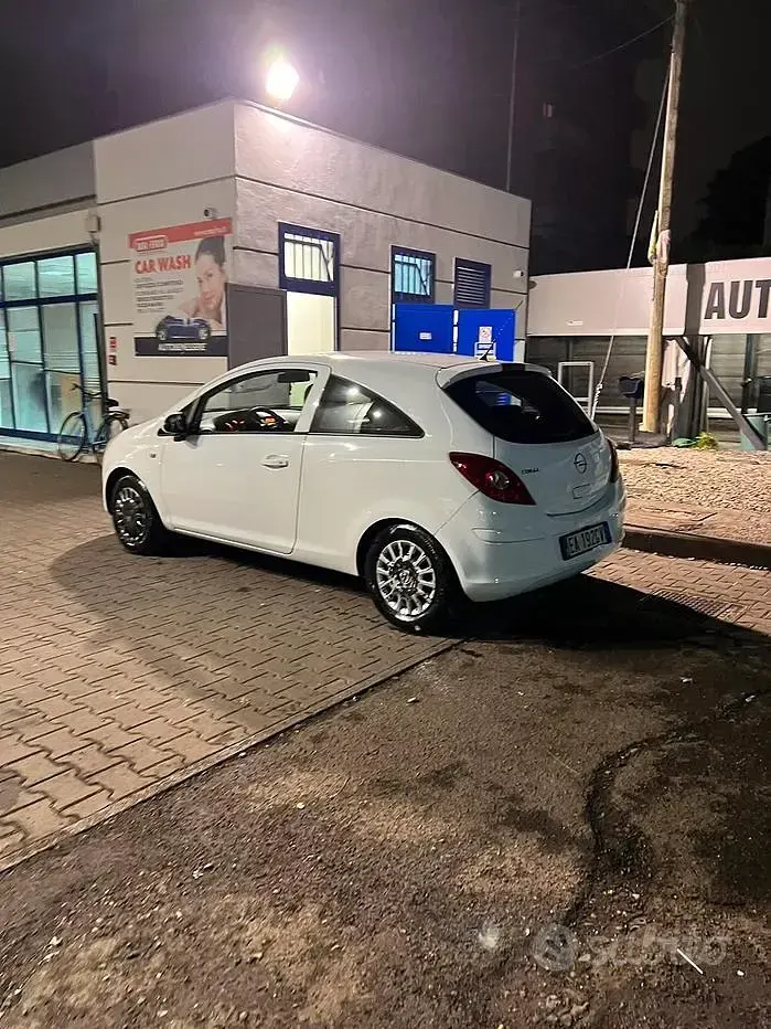 Usata Opel Corsa 65 CV (47 kW) 2010 Bianco Utilitaria