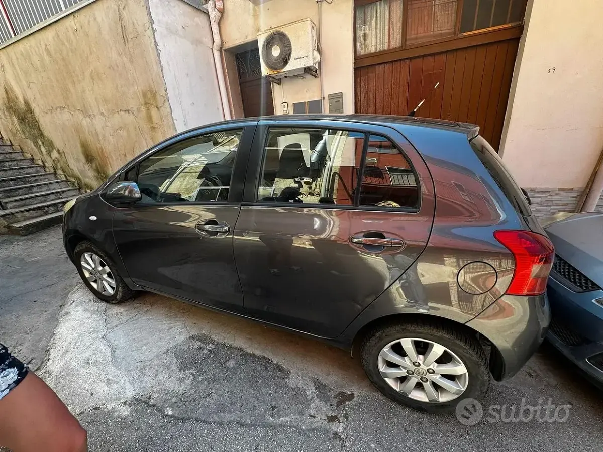 Usata Toyota Yaris 87 CV (63 kW) 2008 Grigio Utilitaria