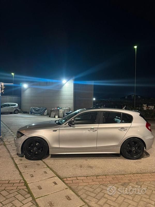 Grigio Usata 2004 BMW 120 Utilitaria | 2000 € (Buon prezzo) - Immagine 1/4
