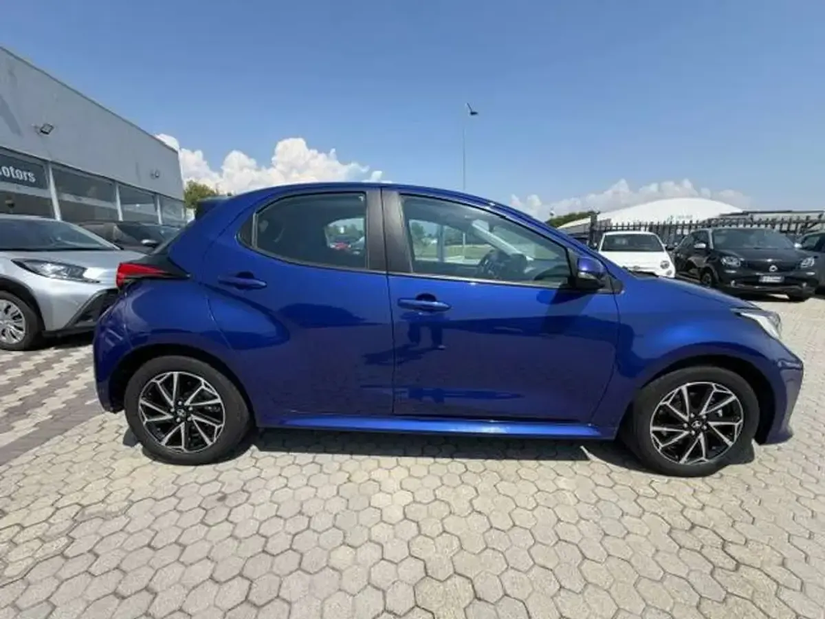Usata Toyota Yaris Hybrid Trend 92 CV (67 kW) 2022 Blu/azzurro Berlina