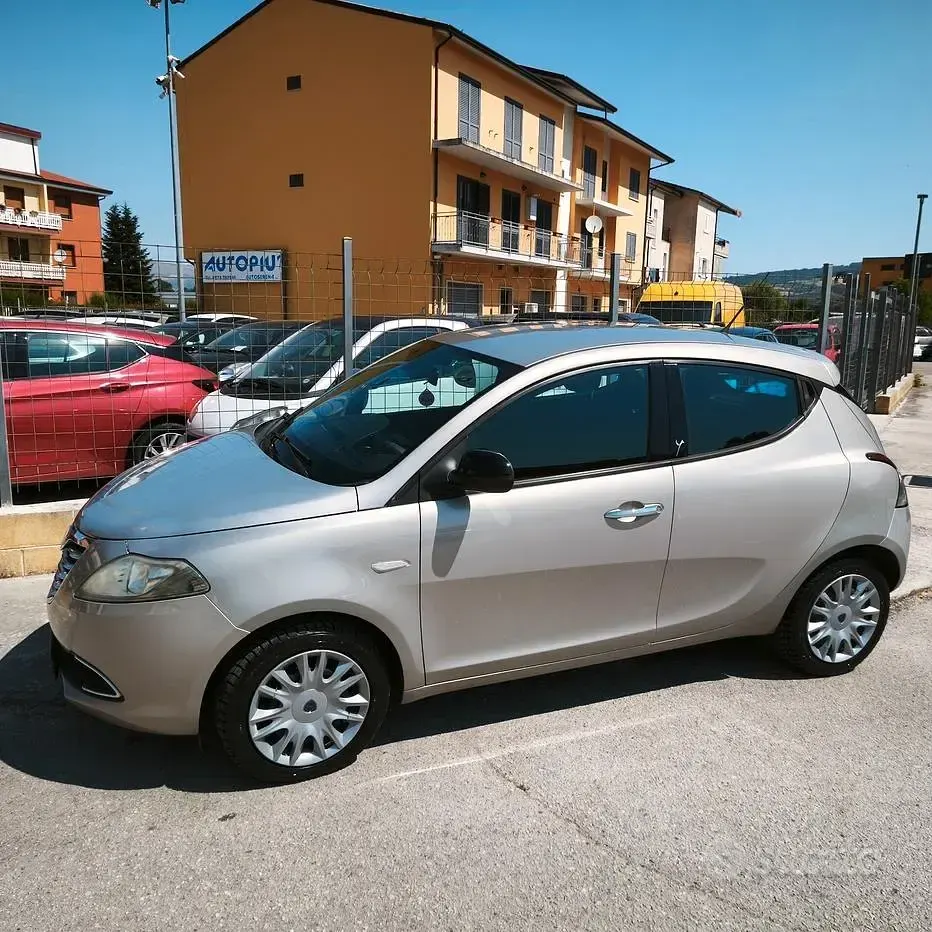 Usata Lancia Ypsilon Gold 95 CV (69 kW) 2012 Marrone Utilitaria