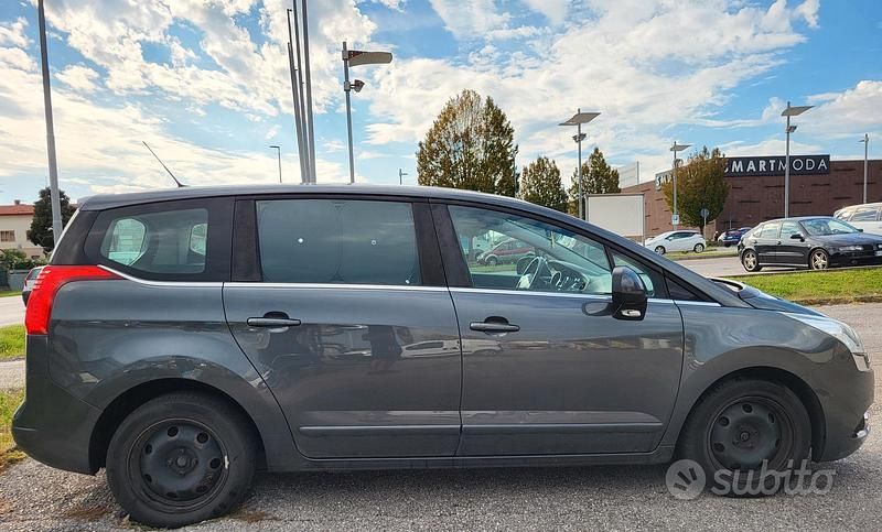 Usata Peugeot 5008 Premium 120 CV (88 kW) 2010 Grigio Monovolume