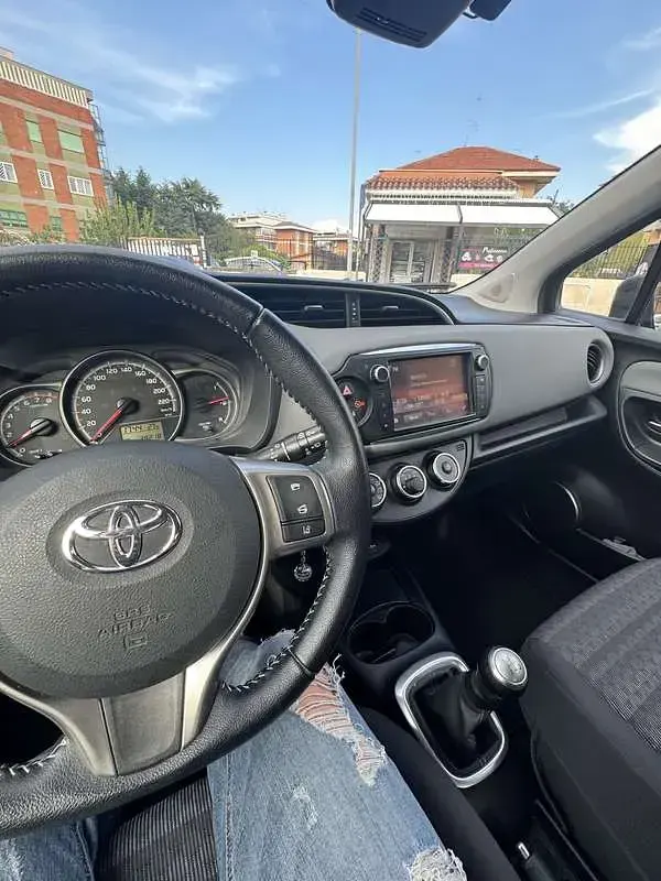 Usata Toyota Yaris Active 69 CV (50 kW) 2016 Nero Berlina