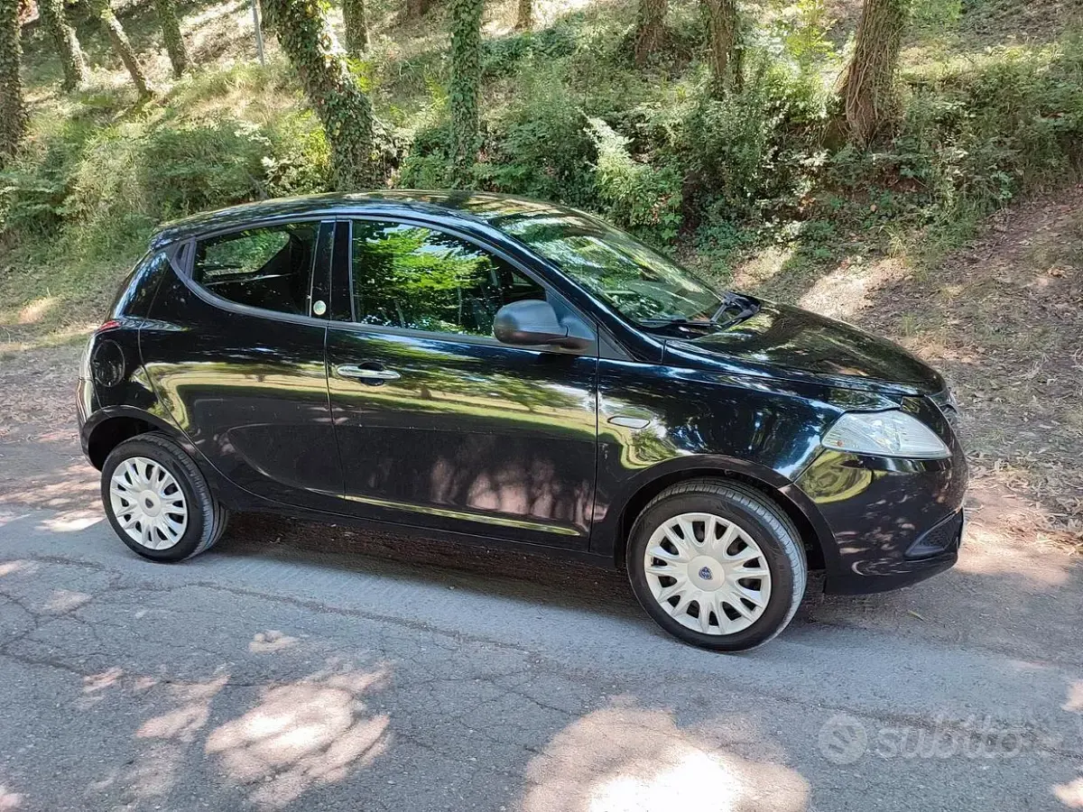 Usata Lancia Ypsilon 85 CV (62 kW) 2013 Nero Utilitaria