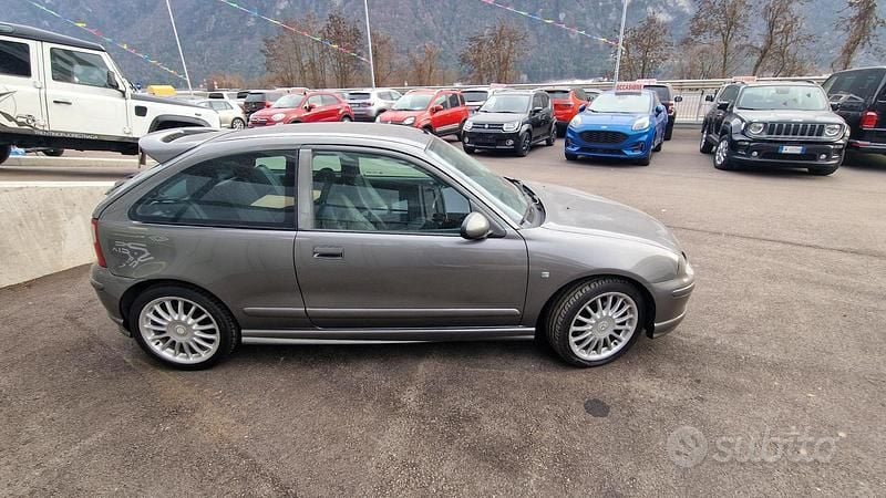 Usata MG ZR 160 CV (117 kW) 2003 Grigio Utilitaria