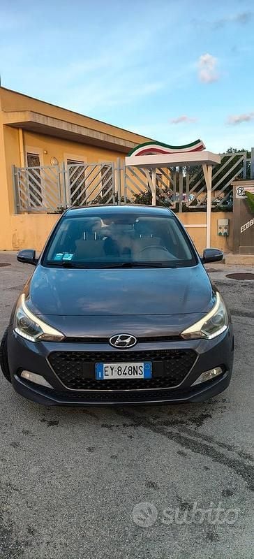 Usata Hyundai i20 100 CV (73 kW) 2015 Grigio Utilitaria