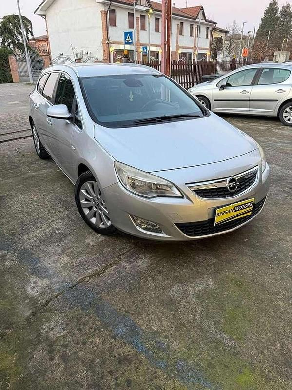 Usata Opel Astra Cosmo 110 CV (80 kW) 2011 Grigio Station wagon