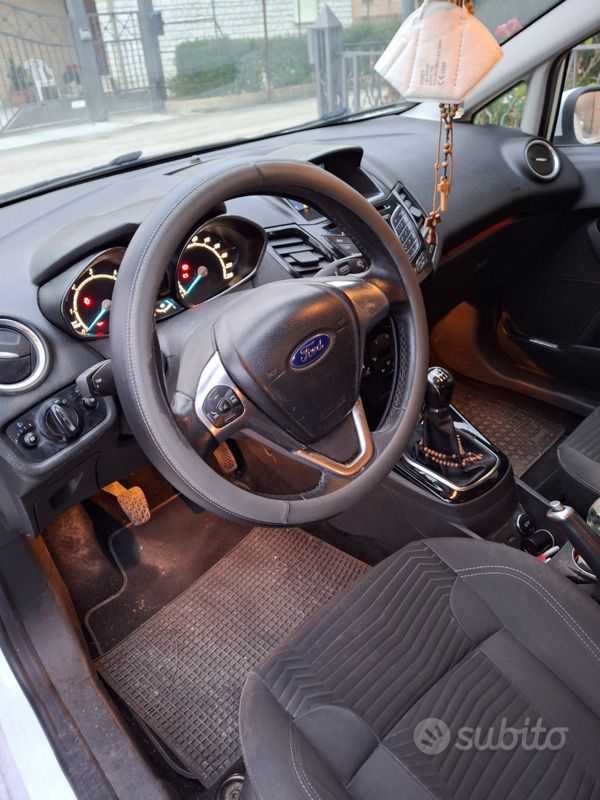 Bianco Usata 2015 Ford Fiesta Titanium Due volumi | 6000 € (Buon prezzo) - Immagine 1/4