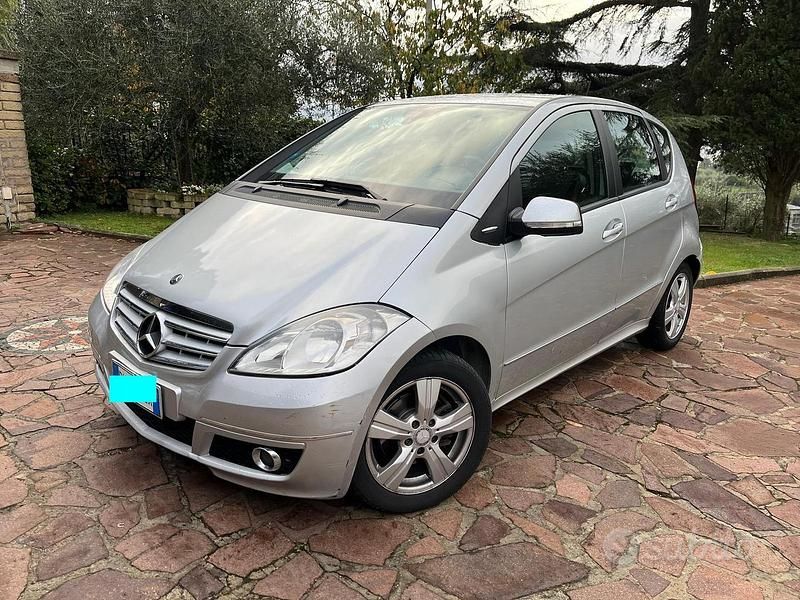 Grigio Usata 2009 Mercedes A180 Tre volumi | 2250 € - Immagine 1/4